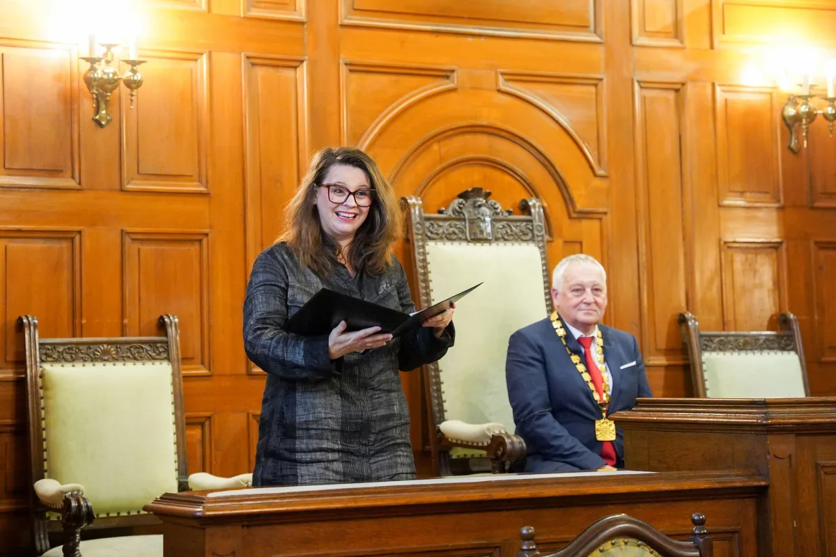 Ředitelka DFXŠ Linda Hejlová Keprtová při čtení řeči u příležitosti udělení Medaile města Liberec herečce DFXŠ Markétě Tallerové 6. listopadu 2025.