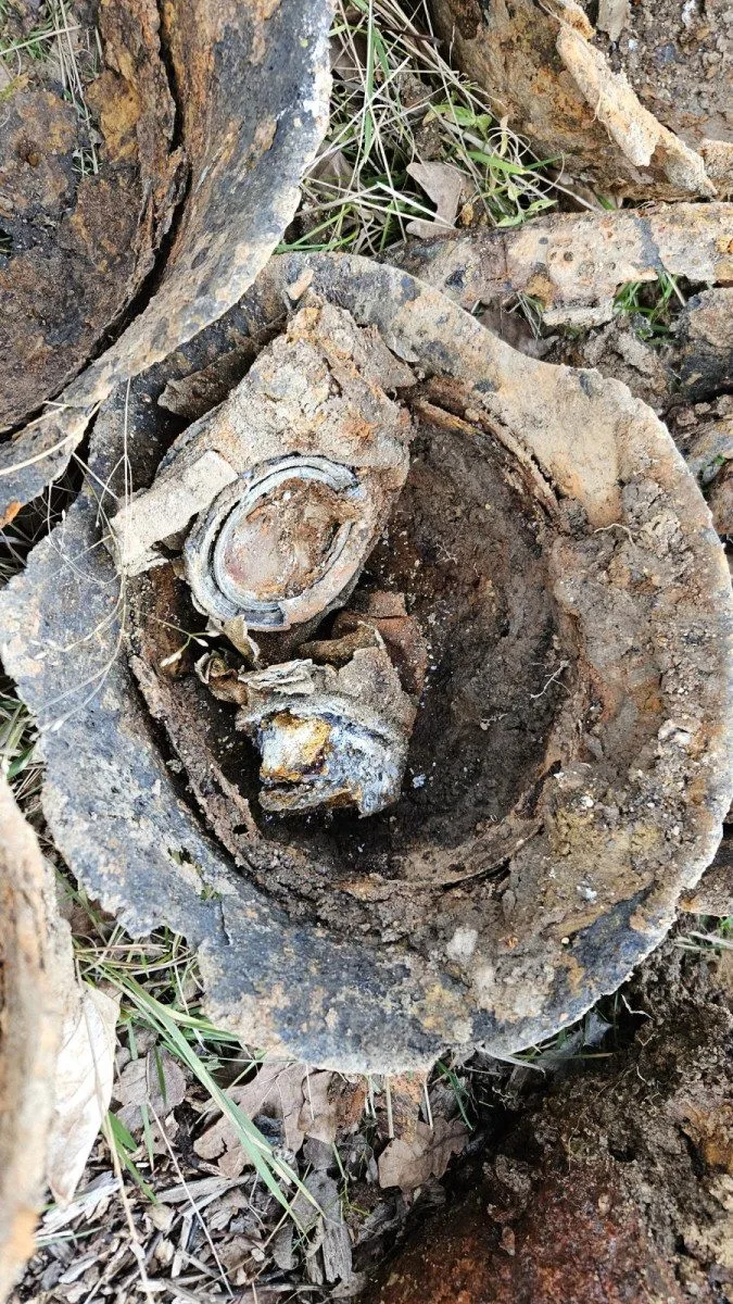 Nález na Frýdlantsku. Dělníci vykopali německé helmy a zbraně