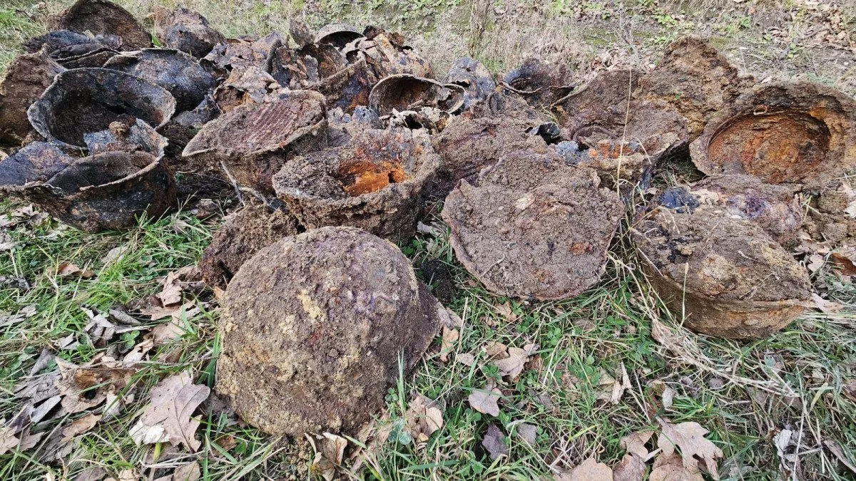 Nález na Frýdlantsku. Dělníci vykopali německé helmy a zbraně
