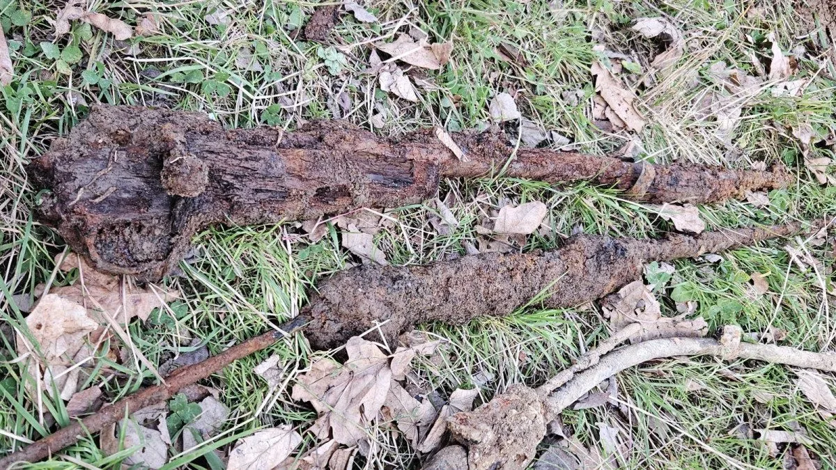 Nález na Frýdlantsku. Dělníci vykopali německé helmy a zbraně