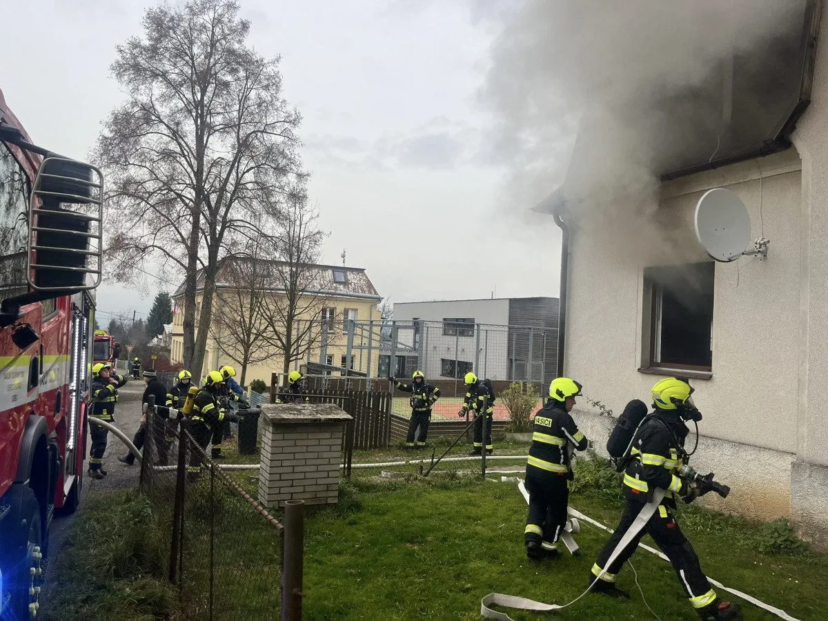 Požár v Ostašově. Dospělý a dvě děti skončili v nemocnici