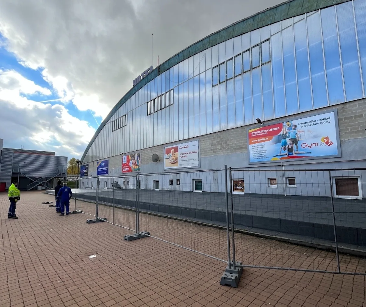 Čeká se sněžení, Svijanská aréna se o půlnoci preventivně uzavře