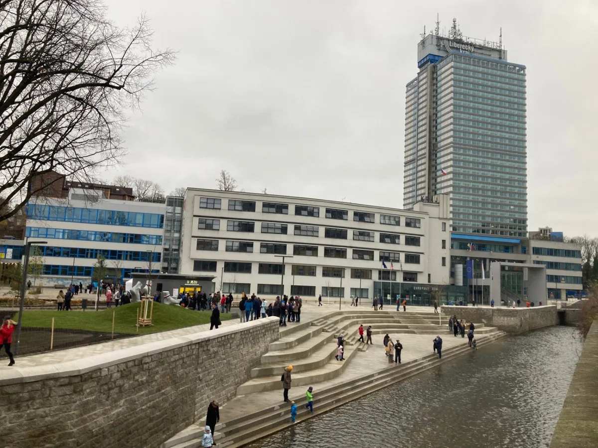 Přístup k Nise, park, kiosek, sochy i dětská zóna. Liberecký kraj otevřel náplavku