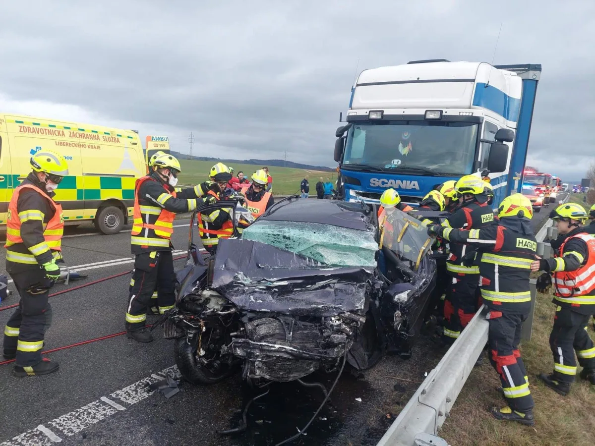 Tragická nehoda u Hrádku. Střet auta s nákladním vozem nepřežil řidič