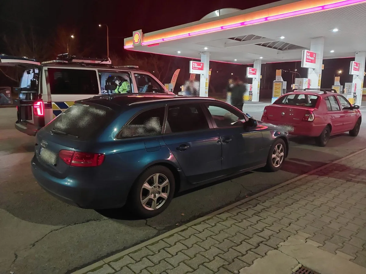 Mladá řidička na benzínce nacouvala do auta. Nadýchala tři promile
