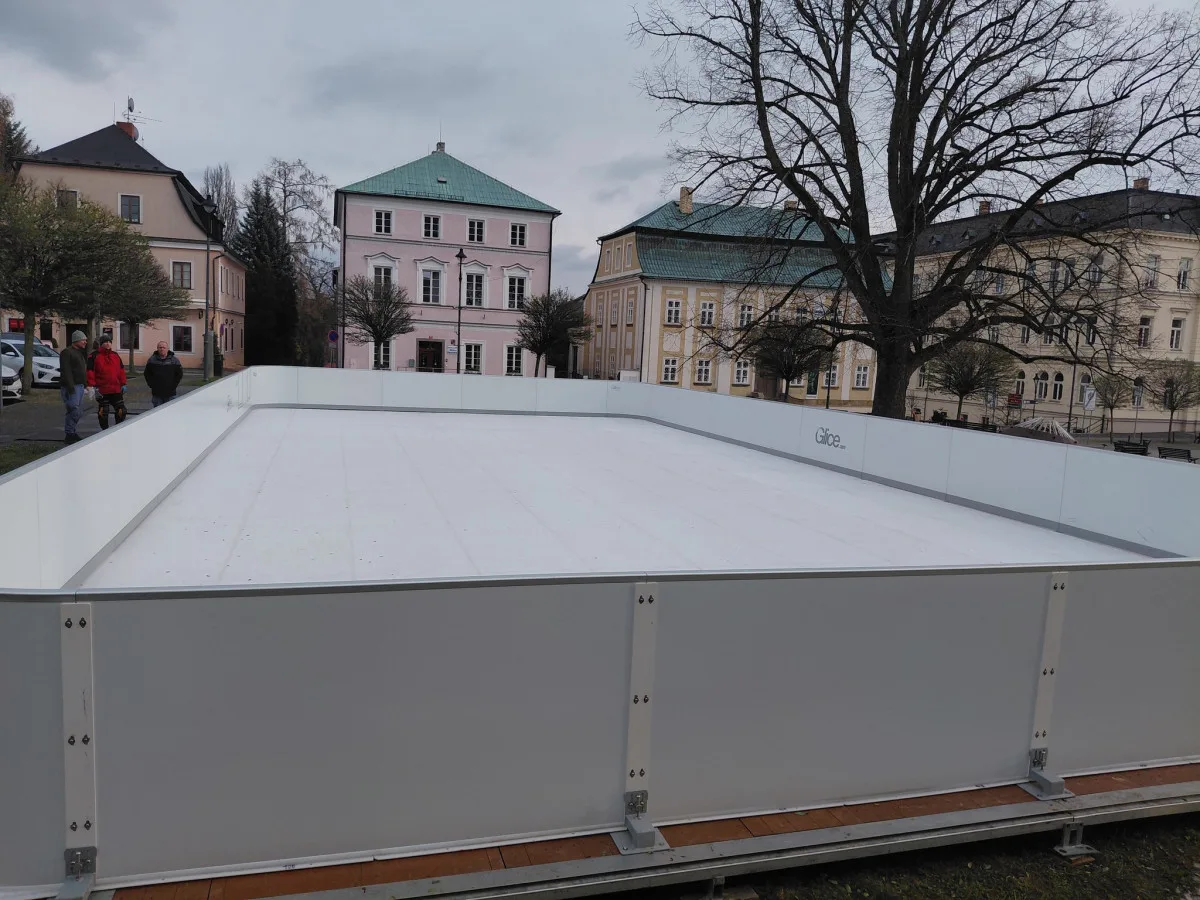 Adventní překvapení v Novém Boru. Na náměstí Míru vyrostlo kluziště