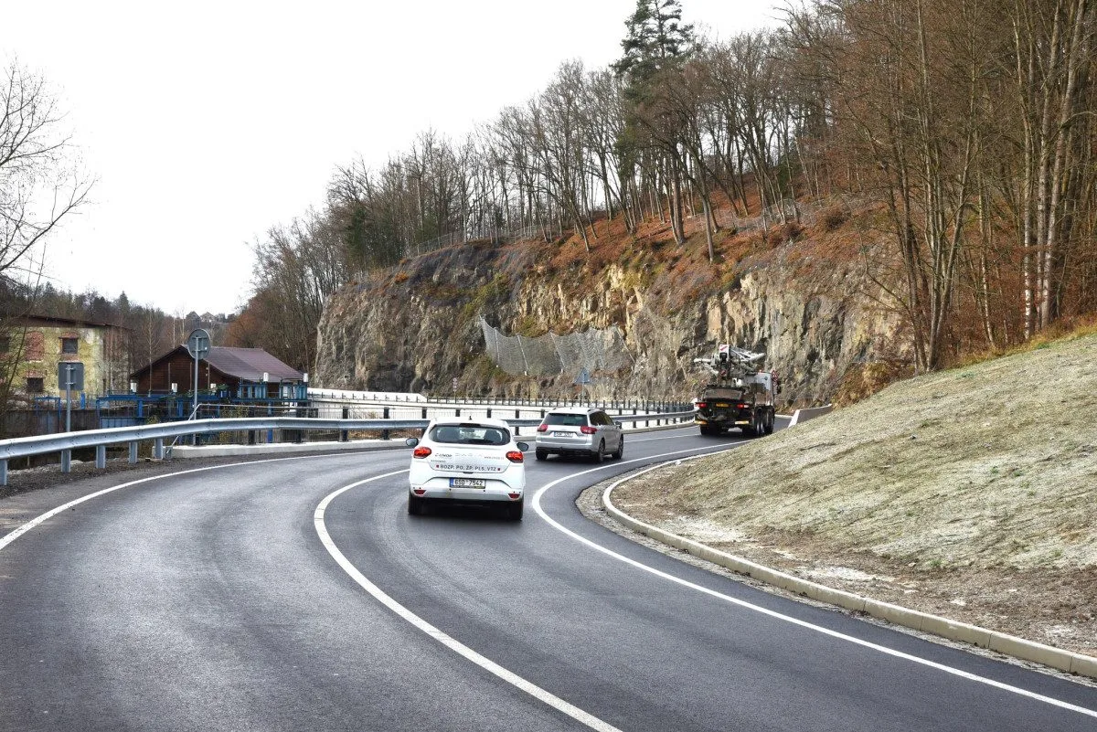 Obnova silnice u Benešova u Semil je hotová. Šlo o jeden z největších silničních projektů kraje