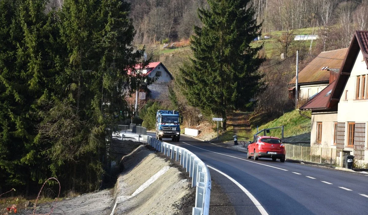 Obnova silnice u Benešova u Semil je hotová. Šlo o jeden z největších silničních projektů kraje