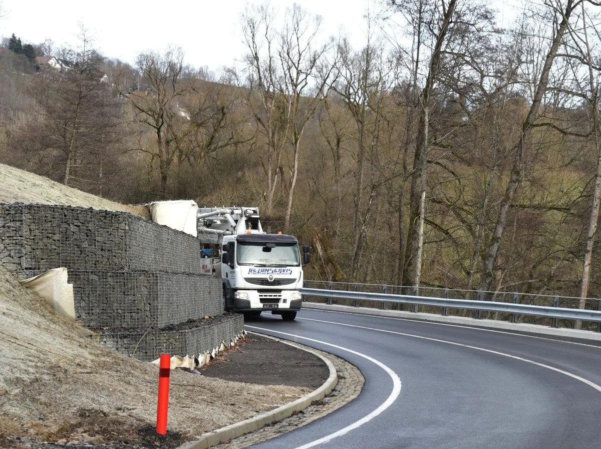 Obnova silnice u Benešova u Semil je hotová. Šlo o jeden z největších silničních projektů kraje