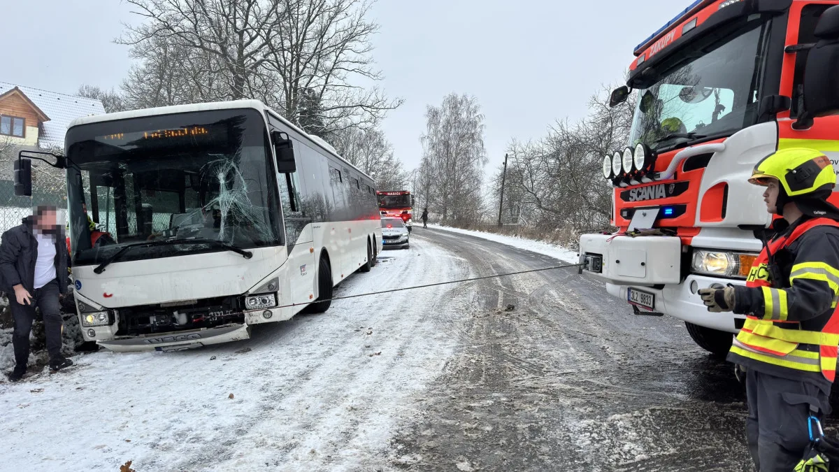 Hasiči na Českolipsku mají od rána napilno. Kvůli sněhu zasahovali u nehod v Dobranově či v Dubé
