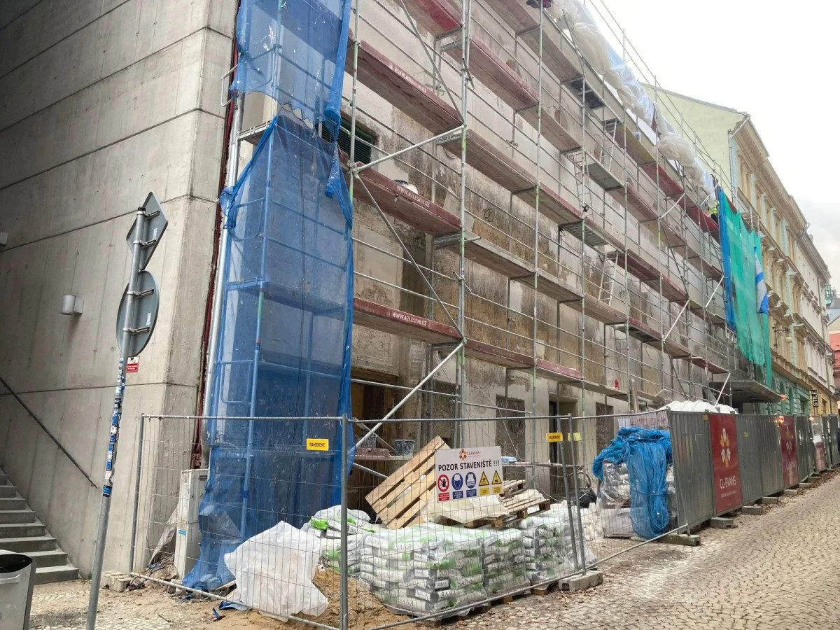 Obnova kina Varšava v Liberci bude delší, fasáda dostane zpět původní omítku
