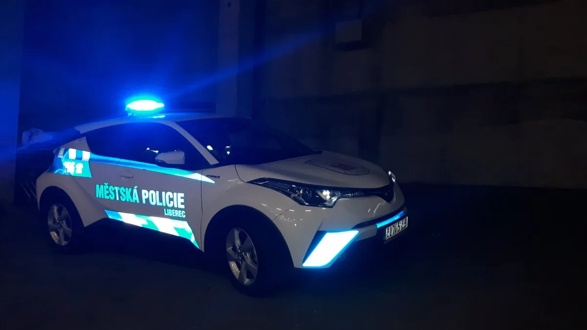 Sklepní zloděj řádil v noci v Uhlířské ulici v Liberci, dopadli ho strážníci