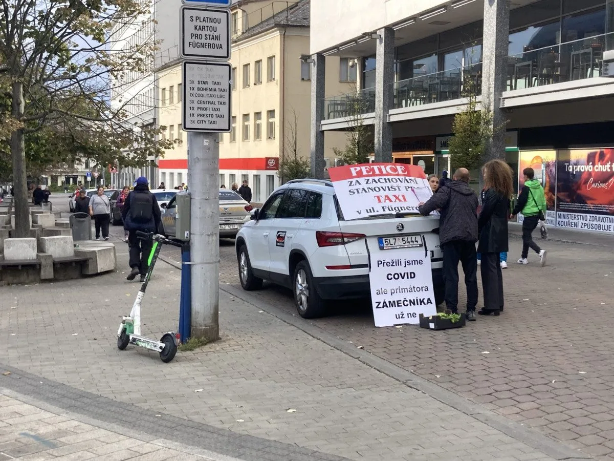 Taxikáři s peticí v Liberci neuspěli, přijdou o lukrativní místa v centru města