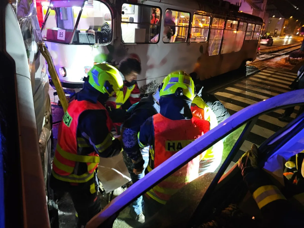 Srážka tramvaje a dodávky ve Vratislavicích. Čtyři zranění, řidiče museli vyprostit