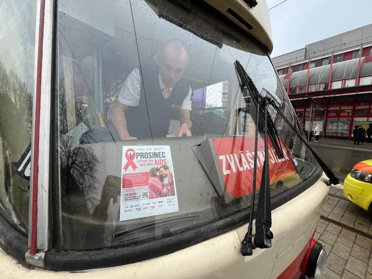 Dopravní podnik znovu vypravil osvětovou tramvaj. Upozorňuje na HIV a další infekce