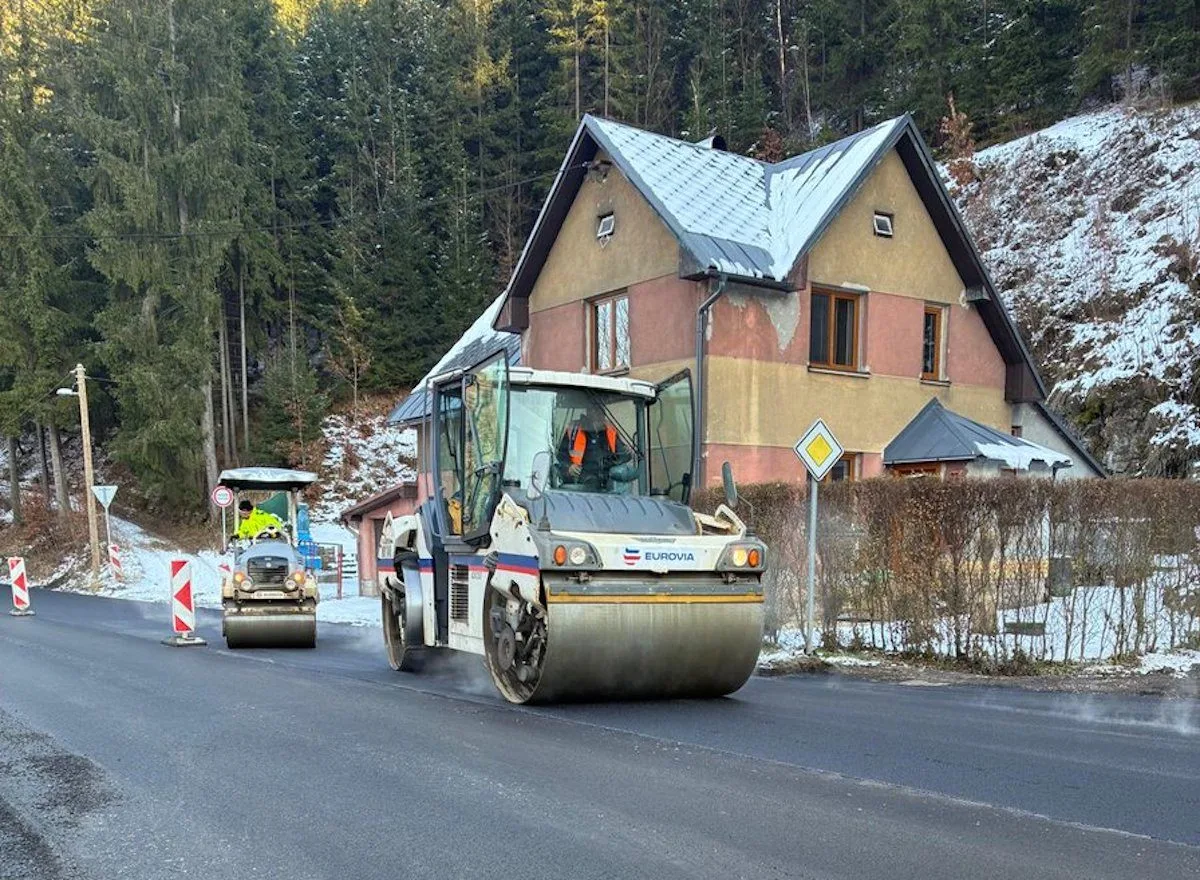 První část rekonstrukce silnice kolem Jizery je u konce, stavba začne zase na jaře