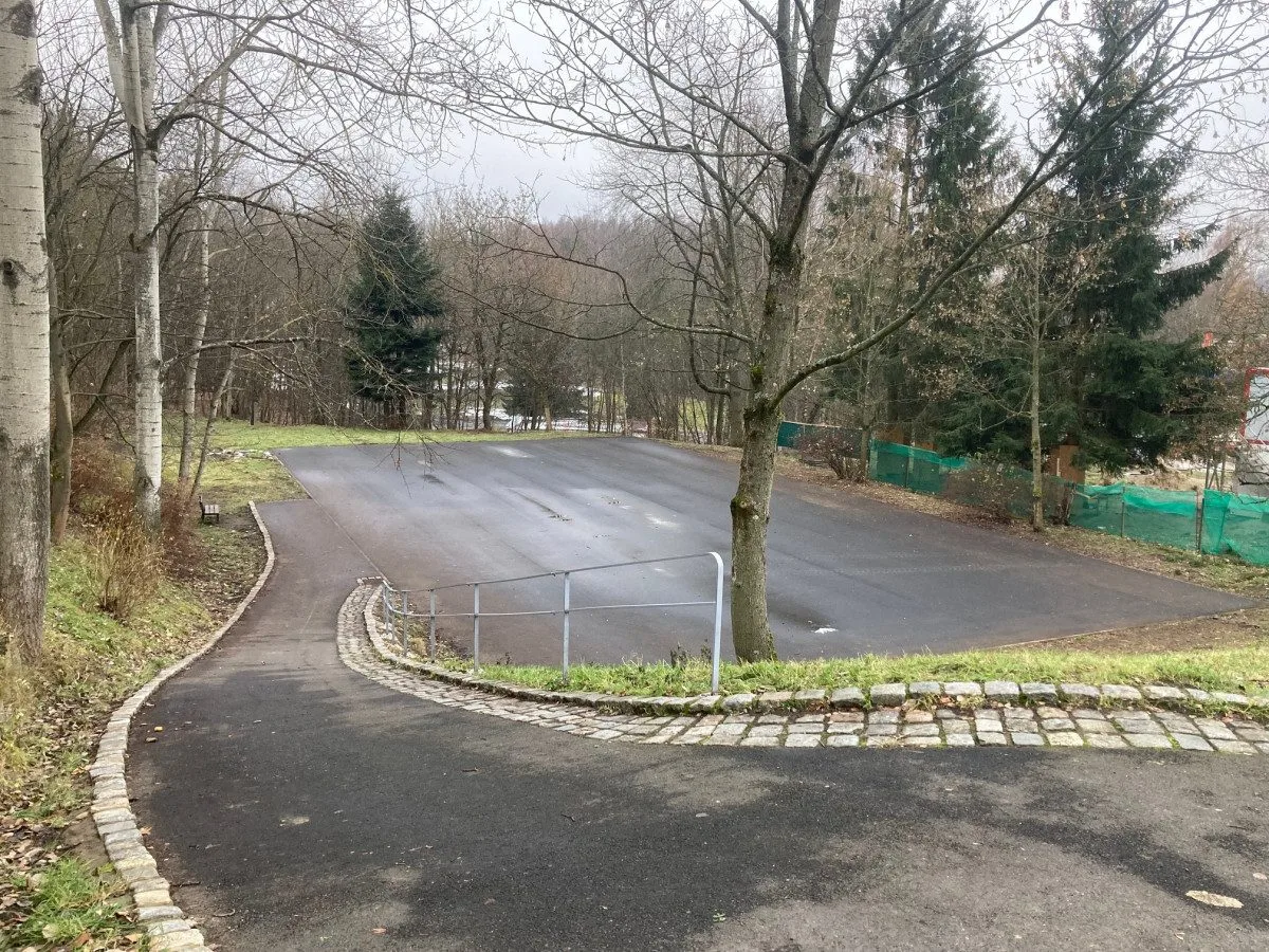 Asfaltové hřiště na Králově Háji čeká proměna. Nadchnout má děti i jejich dozor