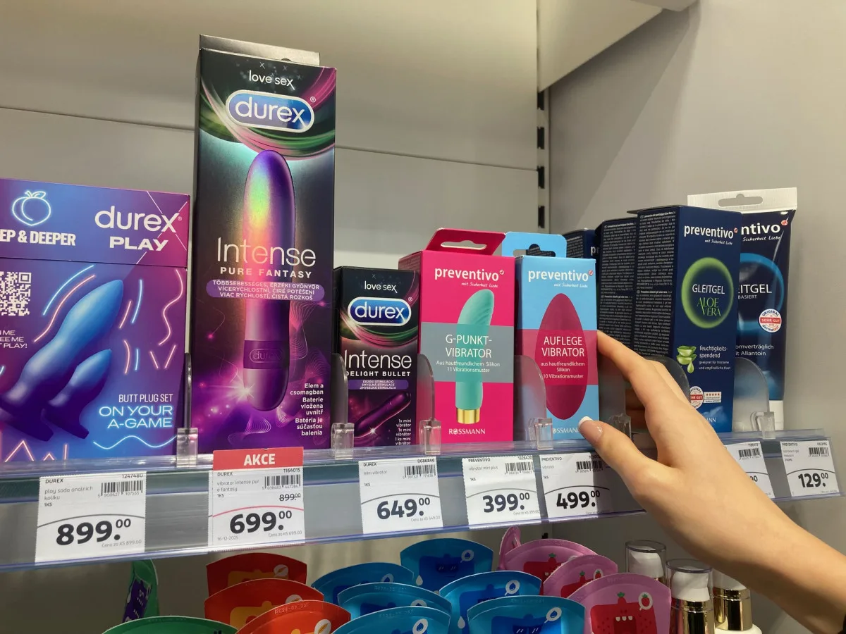 Toužila po kráse i zábavě - do tašky strčila vibrátor či nehty. Zaplatit zapomněla