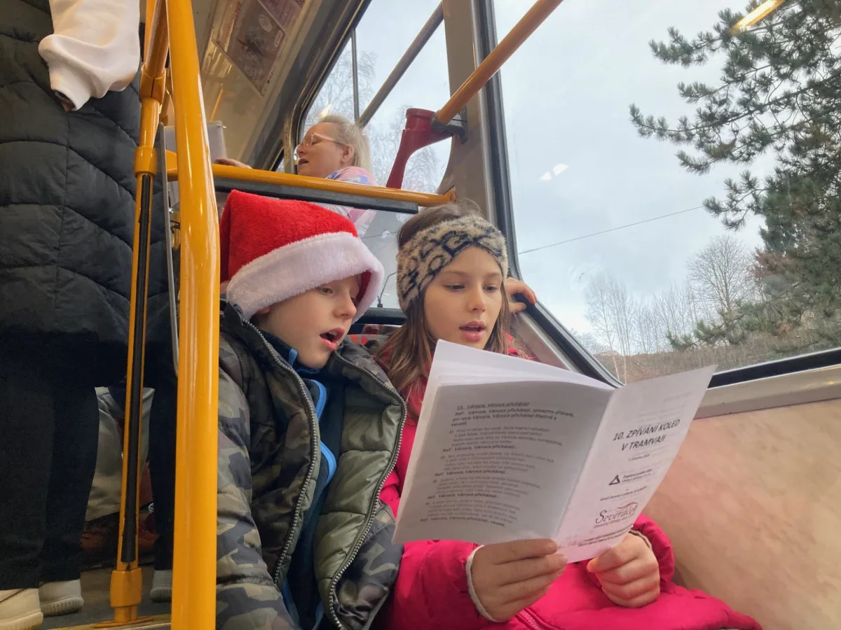 Z vánočně zdobené tramvaje se v Liberci nesl zpěv koled. Cestující svátečně naladila