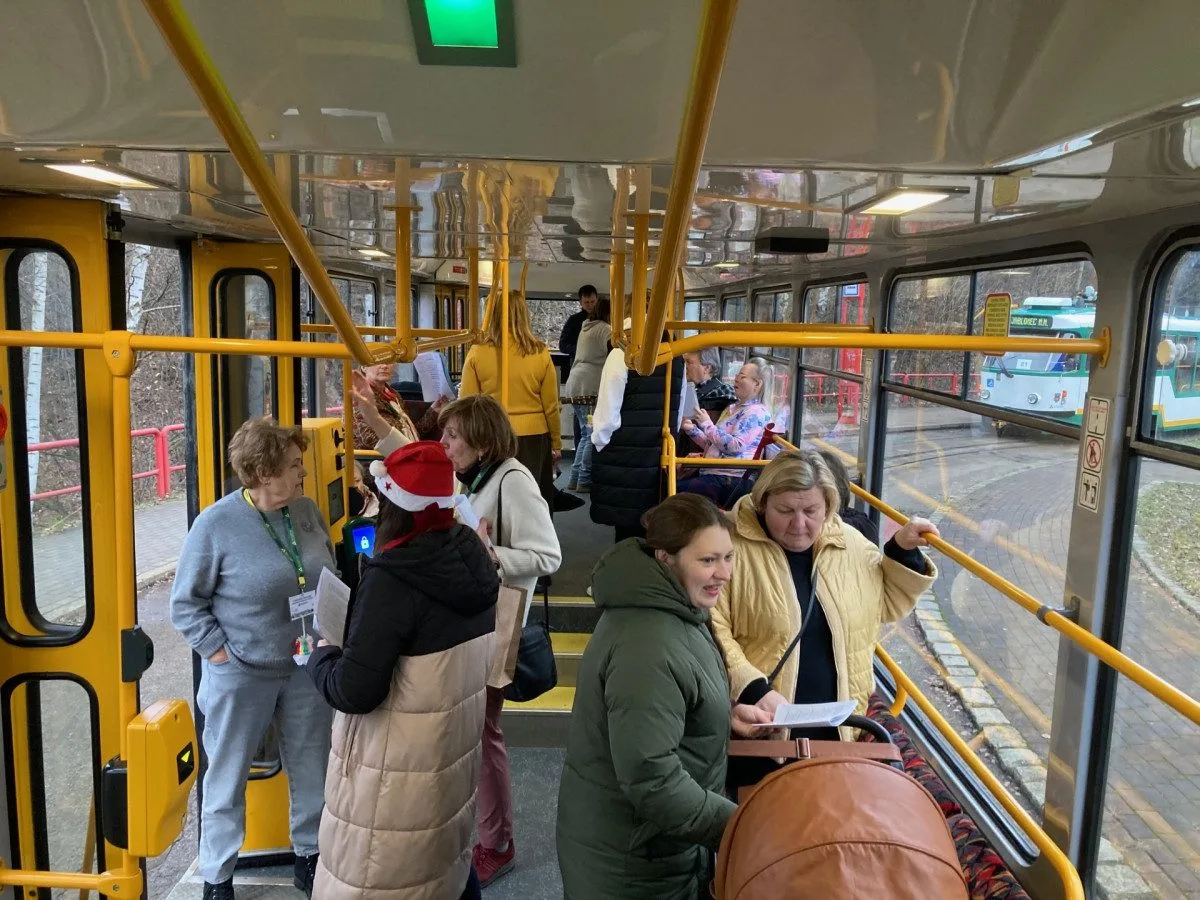 Z vánočně zdobené tramvaje se v Liberci nesl zpěv koled. Cestující svátečně naladila