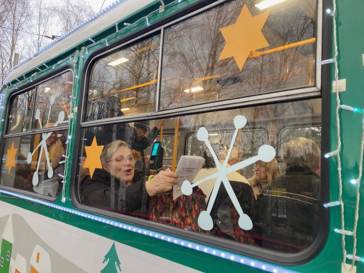 Z vánočně zdobené tramvaje se v Liberci nesl zpěv koled. Cestující svátečně naladila