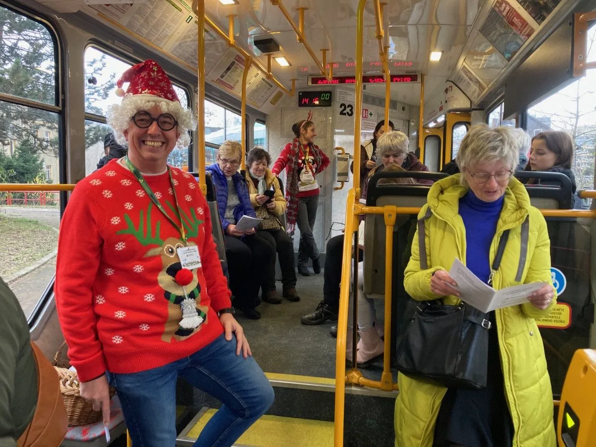 Z vánočně zdobené tramvaje se v Liberci nesl zpěv koled. Cestující svátečně naladila