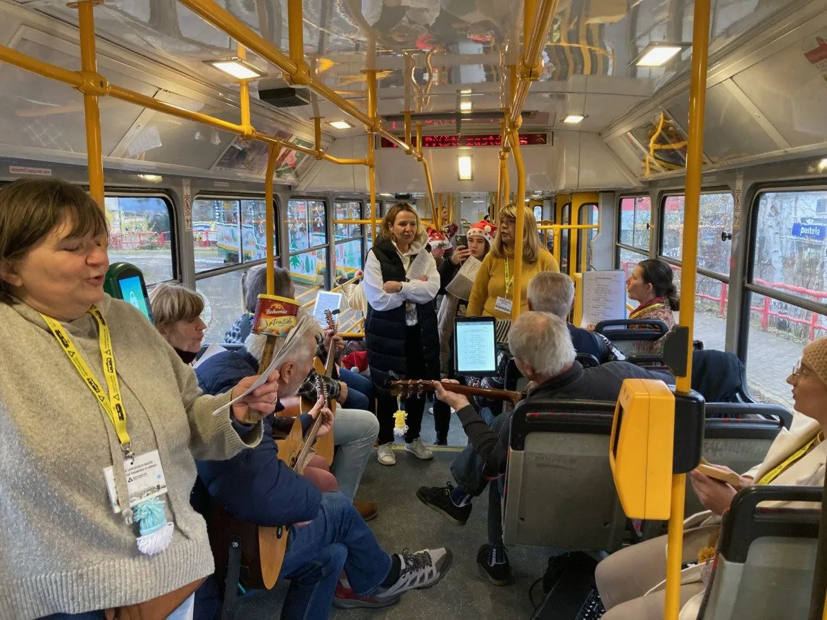 Z vánočně zdobené tramvaje se v Liberci nesl zpěv koled. Cestující svátečně naladila