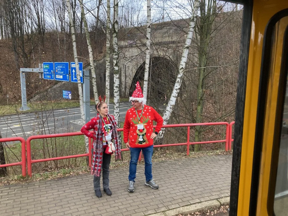 Z vánočně zdobené tramvaje se v Liberci nesl zpěv koled. Cestující svátečně naladila
