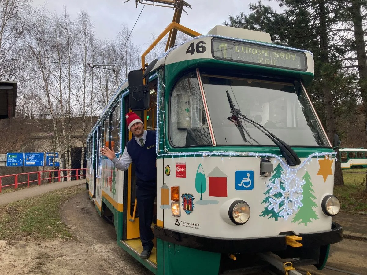 Z vánočně zdobené tramvaje se v Liberci nesl zpěv koled. Cestující svátečně naladila