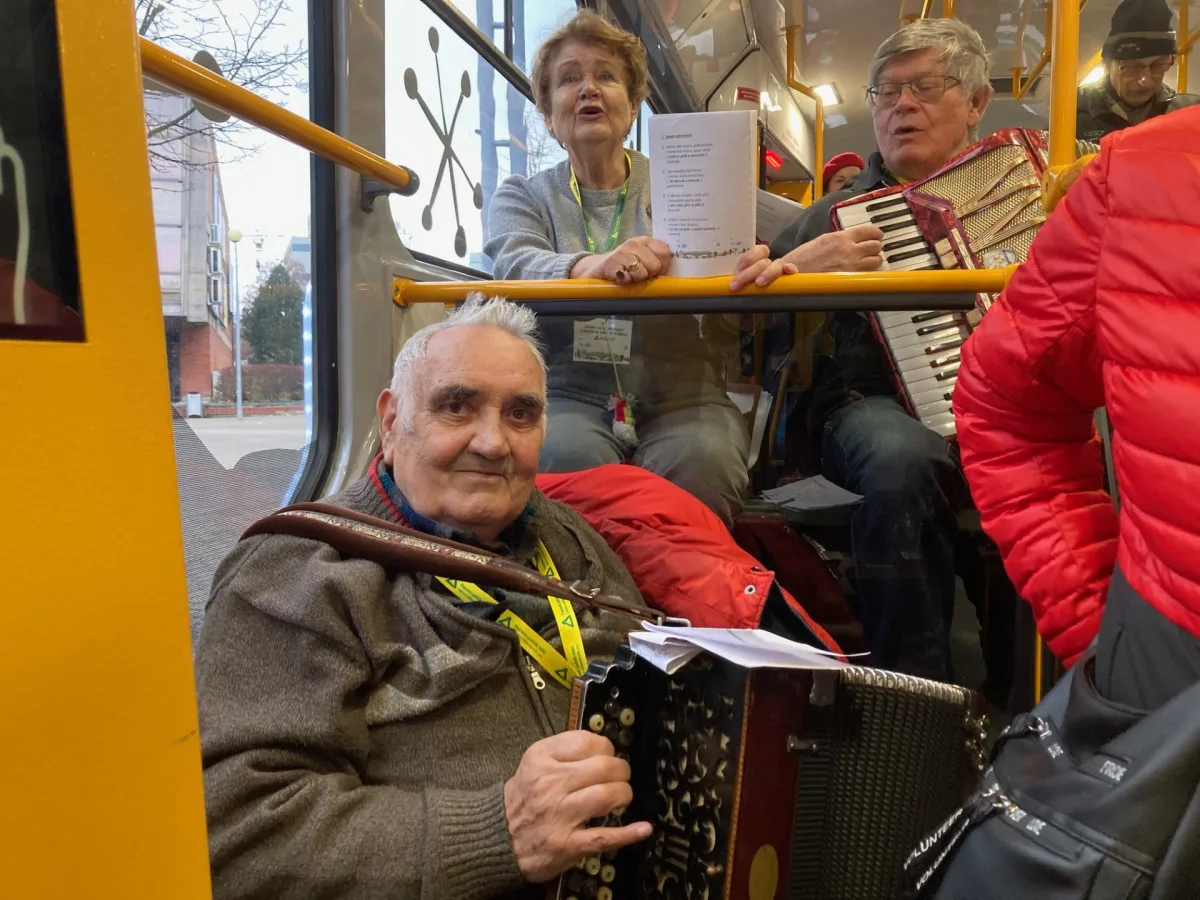 Z vánočně zdobené tramvaje se v Liberci nesl zpěv koled. Cestující svátečně naladila