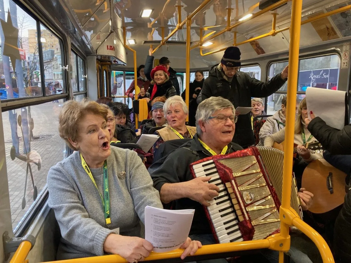 Z vánočně zdobené tramvaje se v Liberci nesl zpěv koled. Cestující svátečně naladila