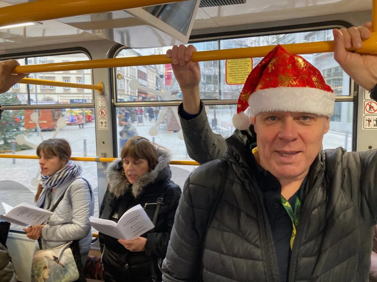 Z vánočně zdobené tramvaje se v Liberci nesl zpěv koled. Cestující svátečně naladila
