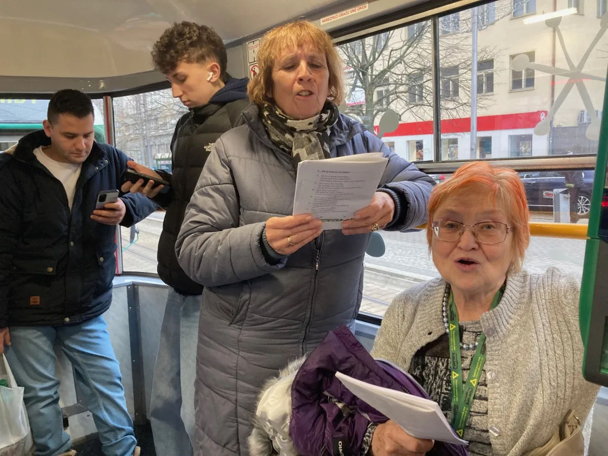 Z vánočně zdobené tramvaje se v Liberci nesl zpěv koled. Cestující svátečně naladila