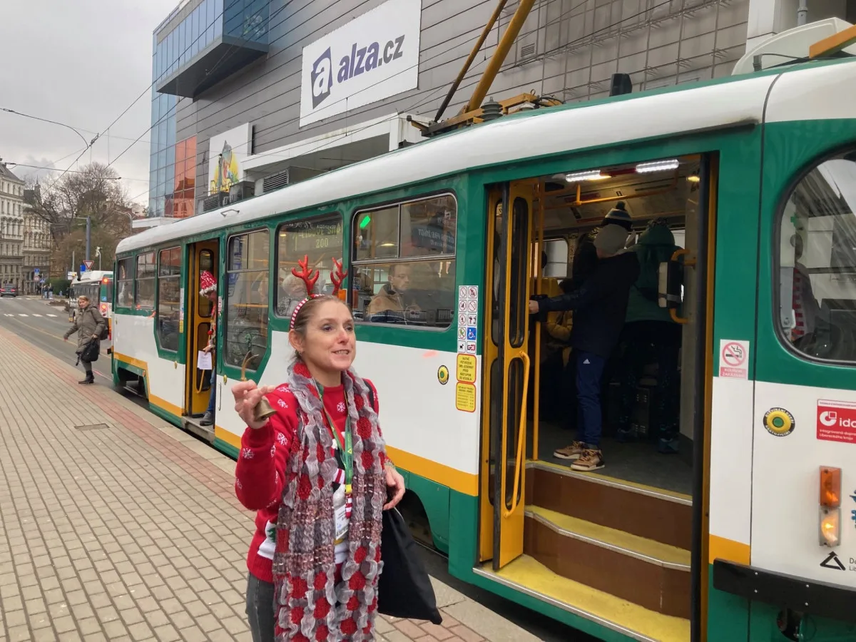 Z vánočně zdobené tramvaje se v Liberci nesl zpěv koled. Cestující svátečně naladila