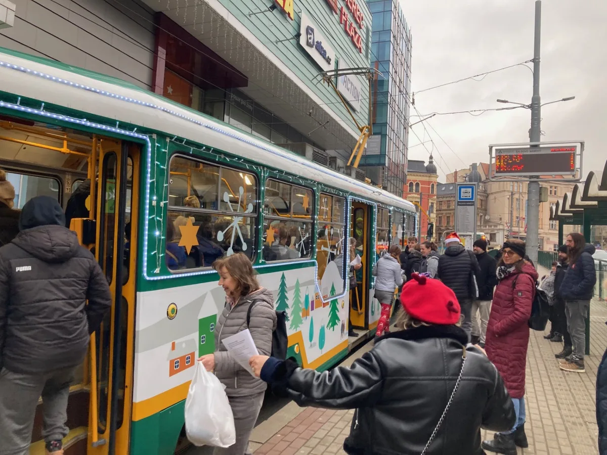 Z vánočně zdobené tramvaje se v Liberci nesl zpěv koled. Cestující svátečně naladila