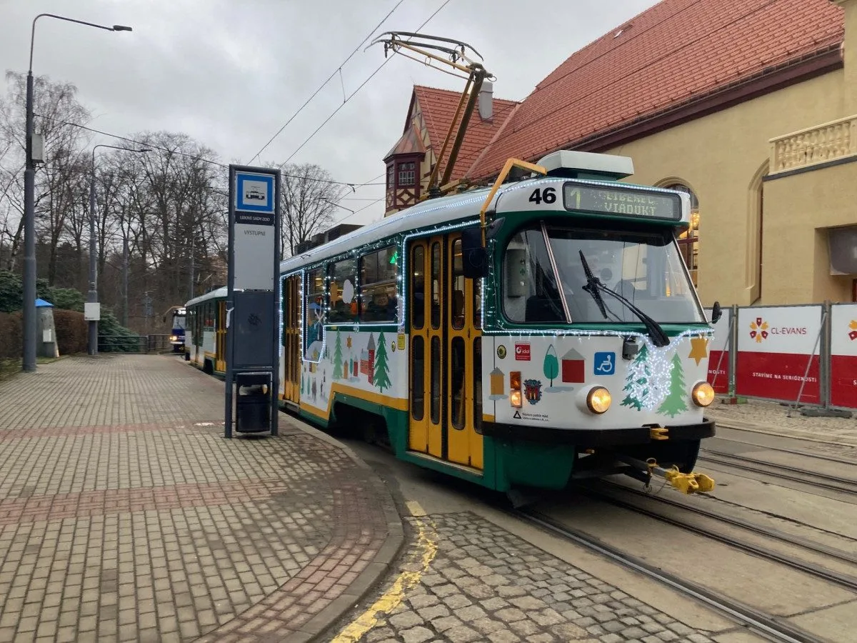 Z vánočně zdobené tramvaje se v Liberci nesl zpěv koled. Cestující svátečně naladila
