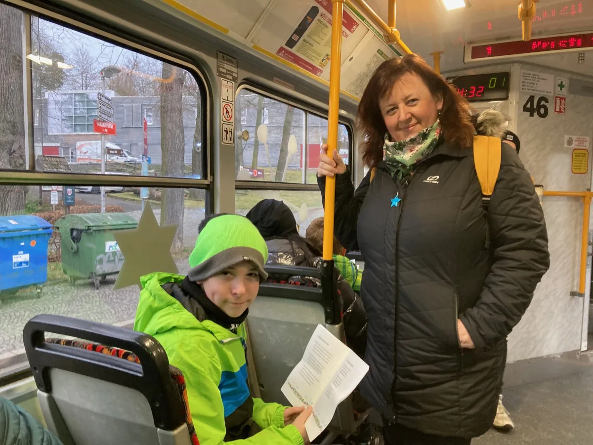 Z vánočně zdobené tramvaje se v Liberci nesl zpěv koled. Cestující svátečně naladila