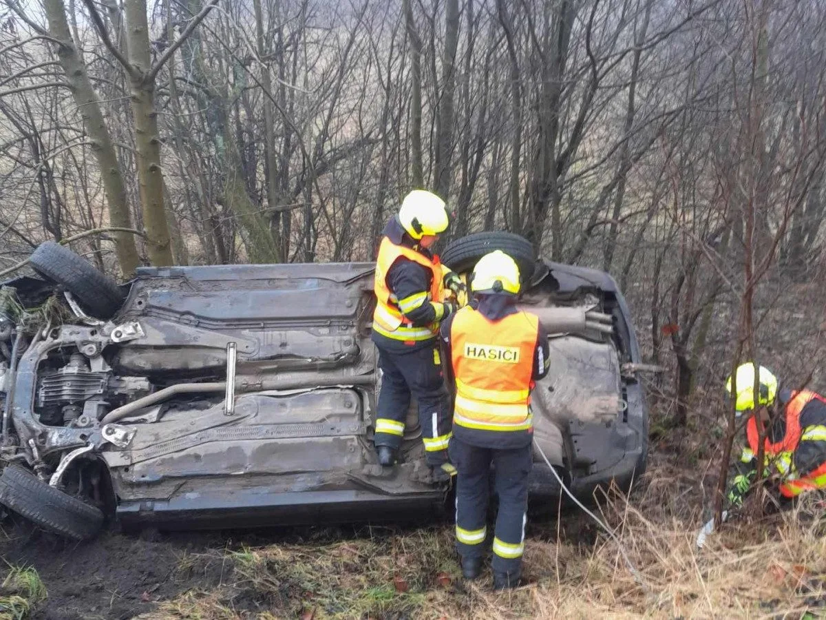 Po bouračce v příkopu a bez řidiče. Hasiče a policisty zaměstnal vůz ve Frýdštejně