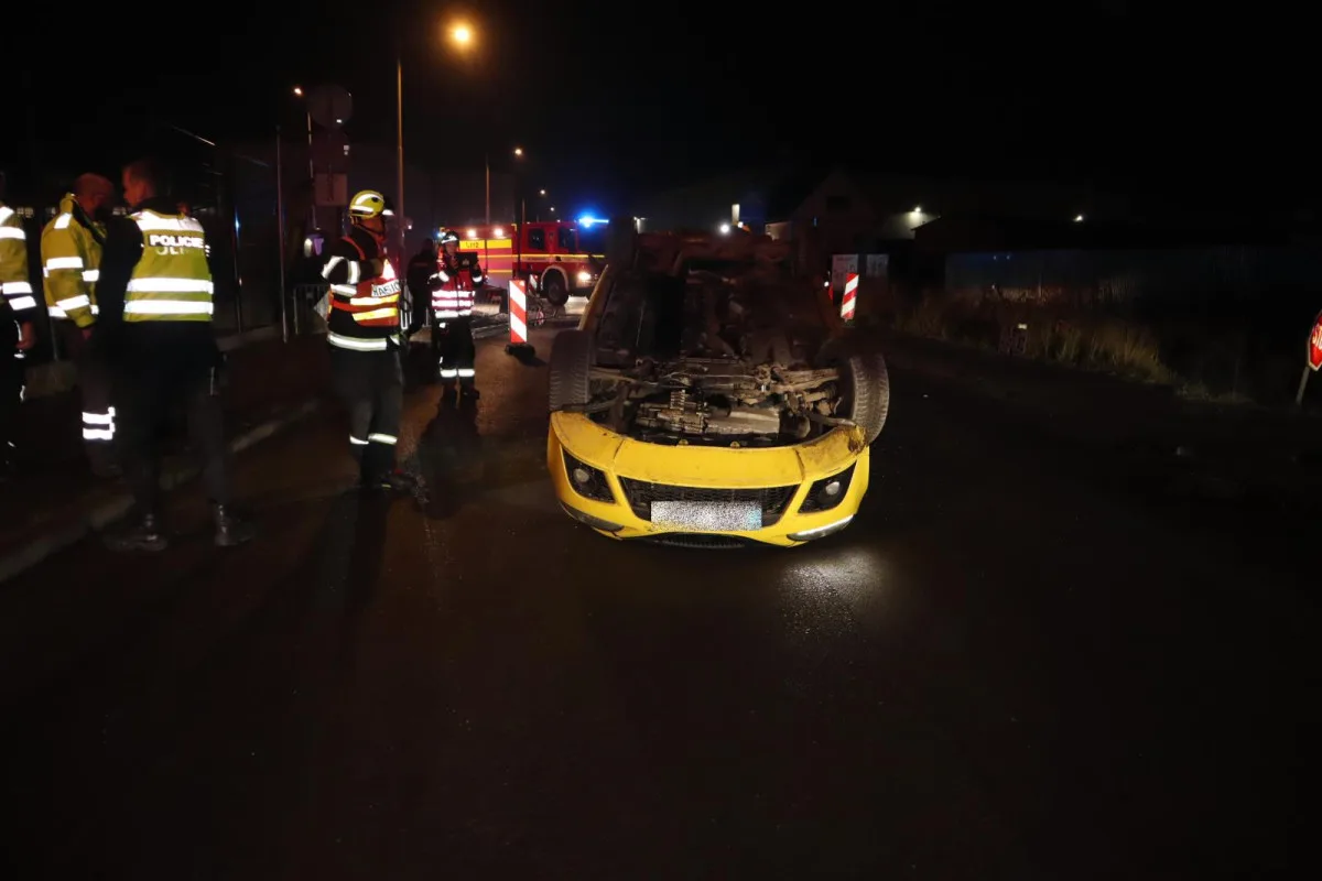 Řidič najel kolem do výkopu, auto otočil na střechu