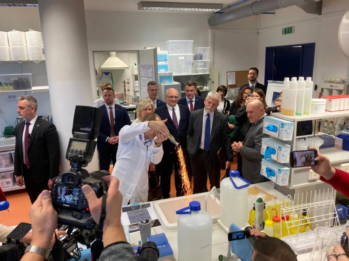 Prezident v Liberci. Zaujala ho nanovlákna, na radnici mluvil o pomoci Ukrajině