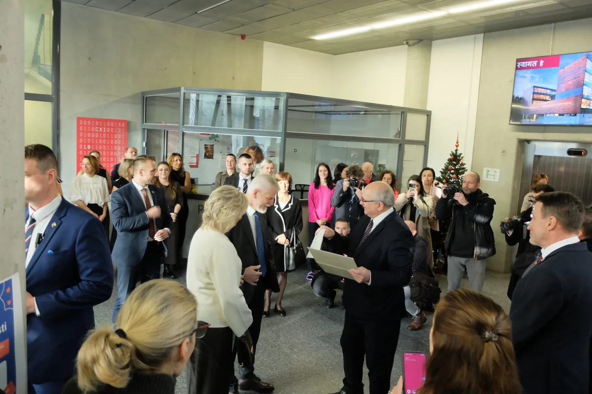 Prezident v Liberci. Zaujala ho nanovlákna, na radnici mluvil o pomoci Ukrajině