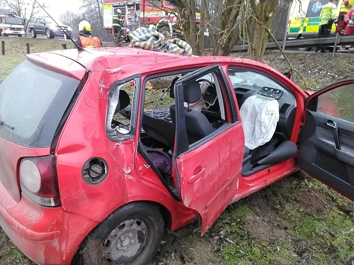 Hasiči vyprošťovali řidiče v Deštné. Nehodu nahlásily chytré hodinky