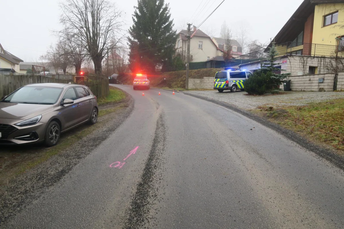 Policisty zaujal muž, který se schovával pod volant. Pak zběsile ujížděl a havaroval