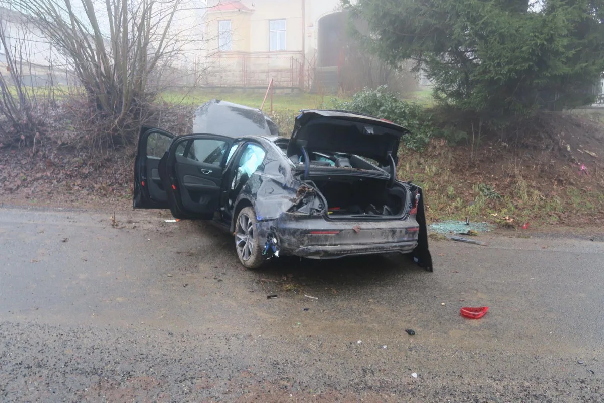Policisty zaujal muž, který se schovával pod volant. Pak zběsile ujížděl a havaroval