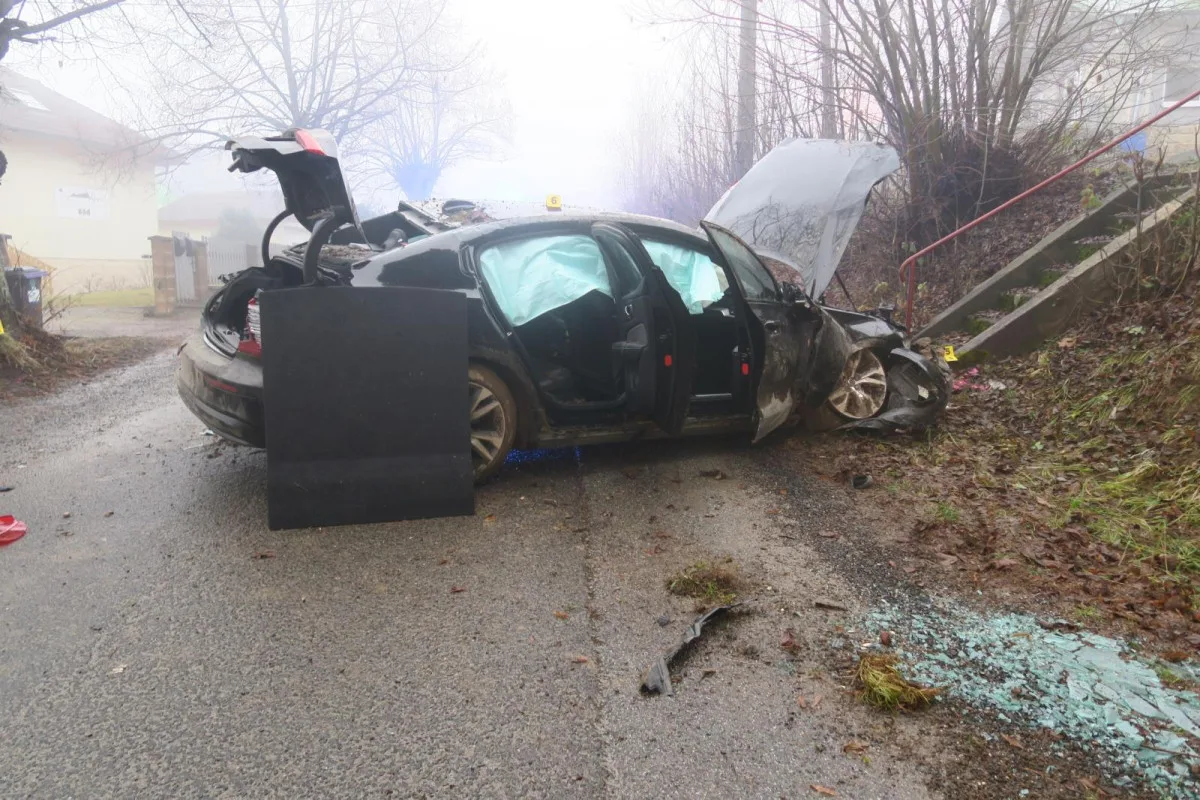 Policisty zaujal muž, který se schovával pod volant. Pak zběsile ujížděl a havaroval