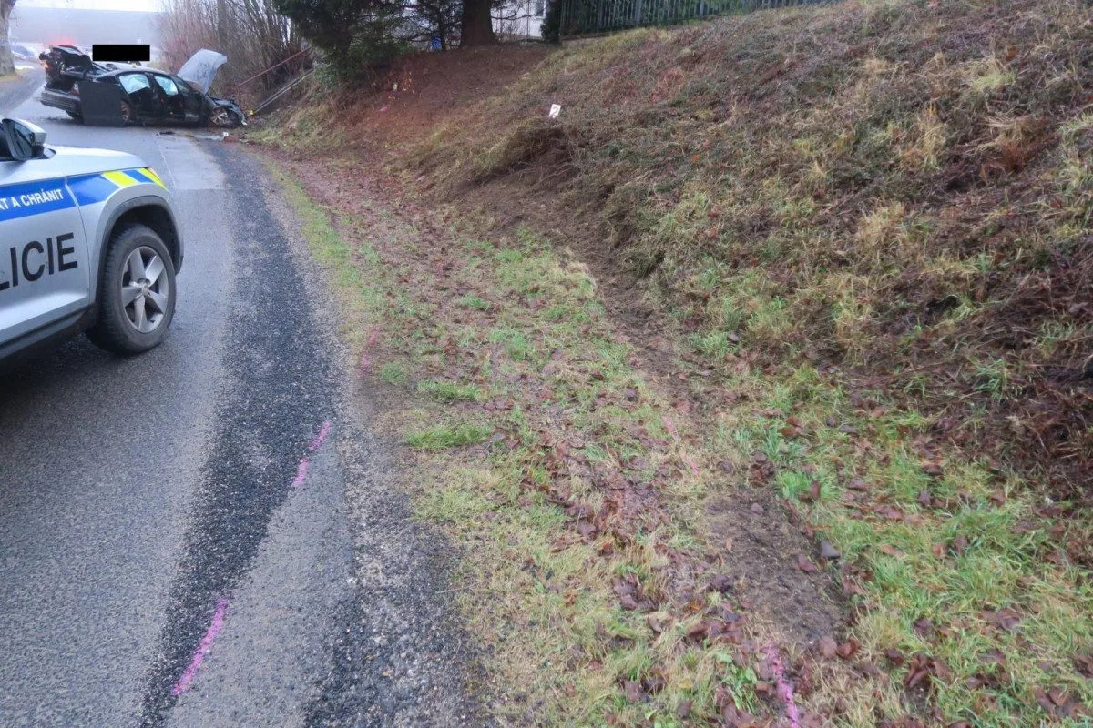 Policisty zaujal muž, který se schovával pod volant. Pak zběsile ujížděl a havaroval
