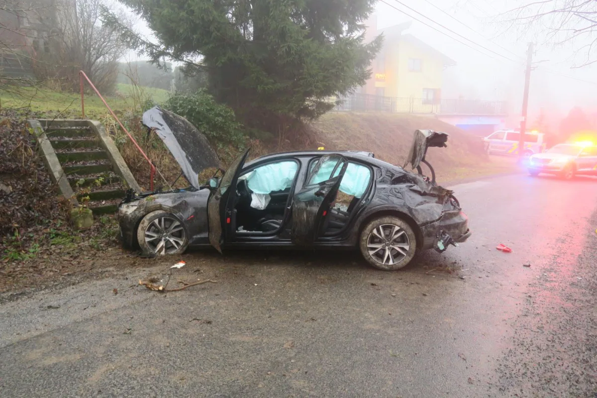 Policisty zaujal muž, který se schovával pod volant. Pak zběsile ujížděl a havaroval
