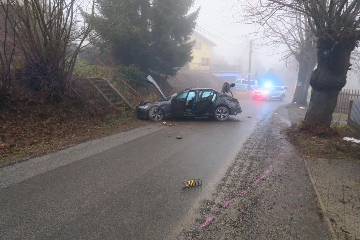 Policisty zaujal muž, který se schovával pod volant. Pak zběsile ujížděl a havaroval