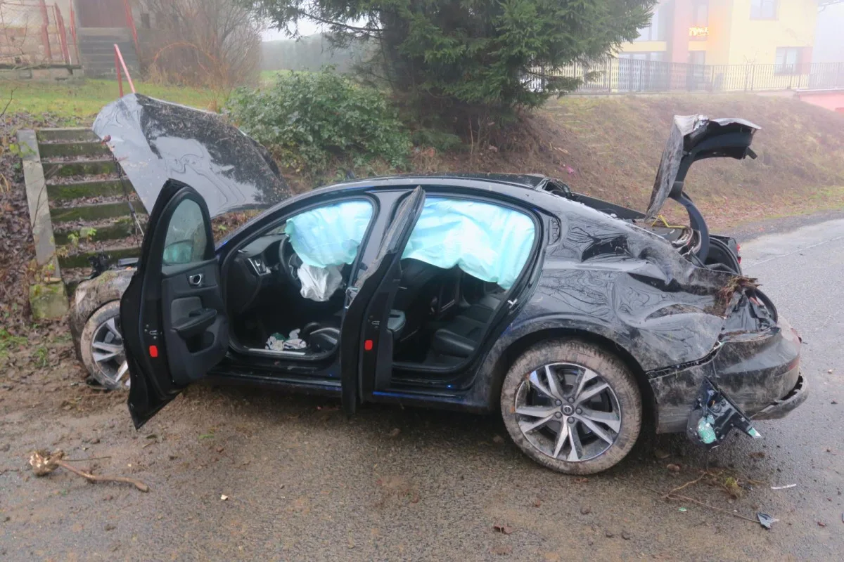 Policisty zaujal muž, který se schovával pod volant. Pak zběsile ujížděl a havaroval