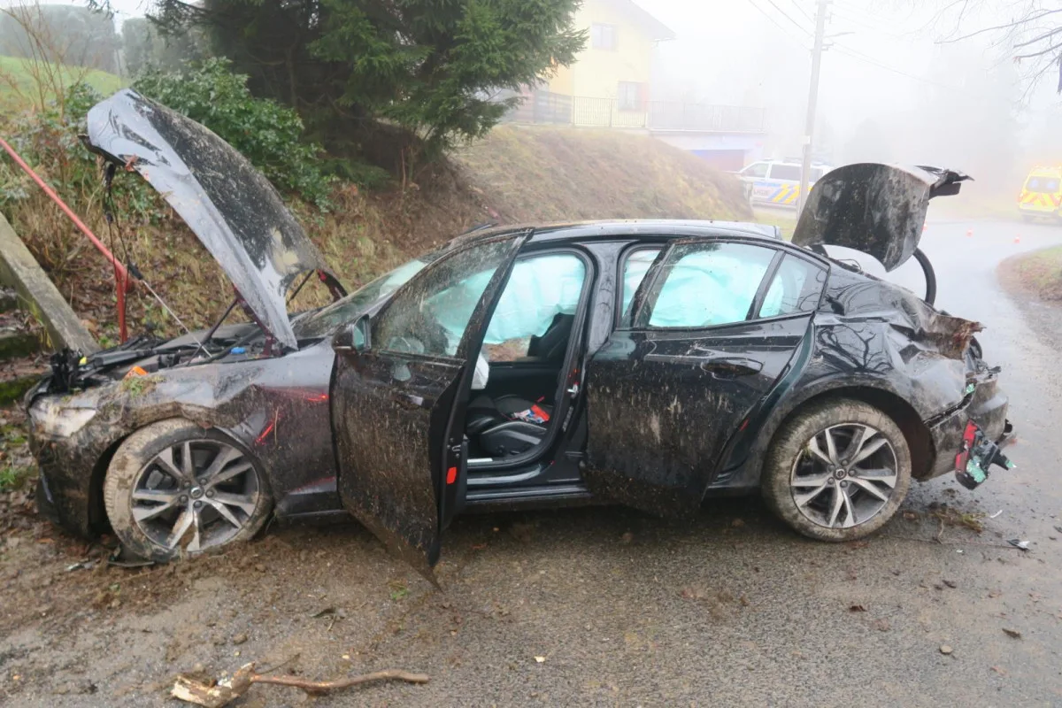 Policisty zaujal muž, který se schovával pod volant. Pak zběsile ujížděl a havaroval